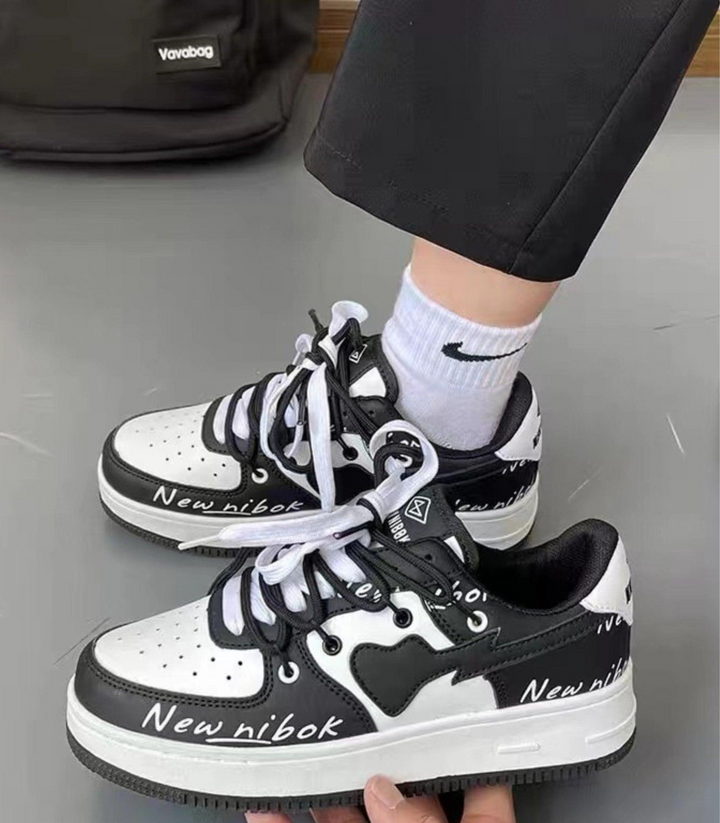 Sloane Willow Everyday Sneakers – Black